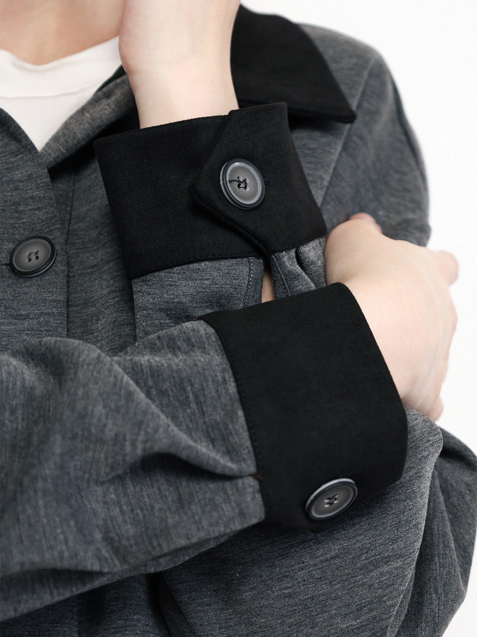 Жакет серого цвета с отложным воротником на пуговицах